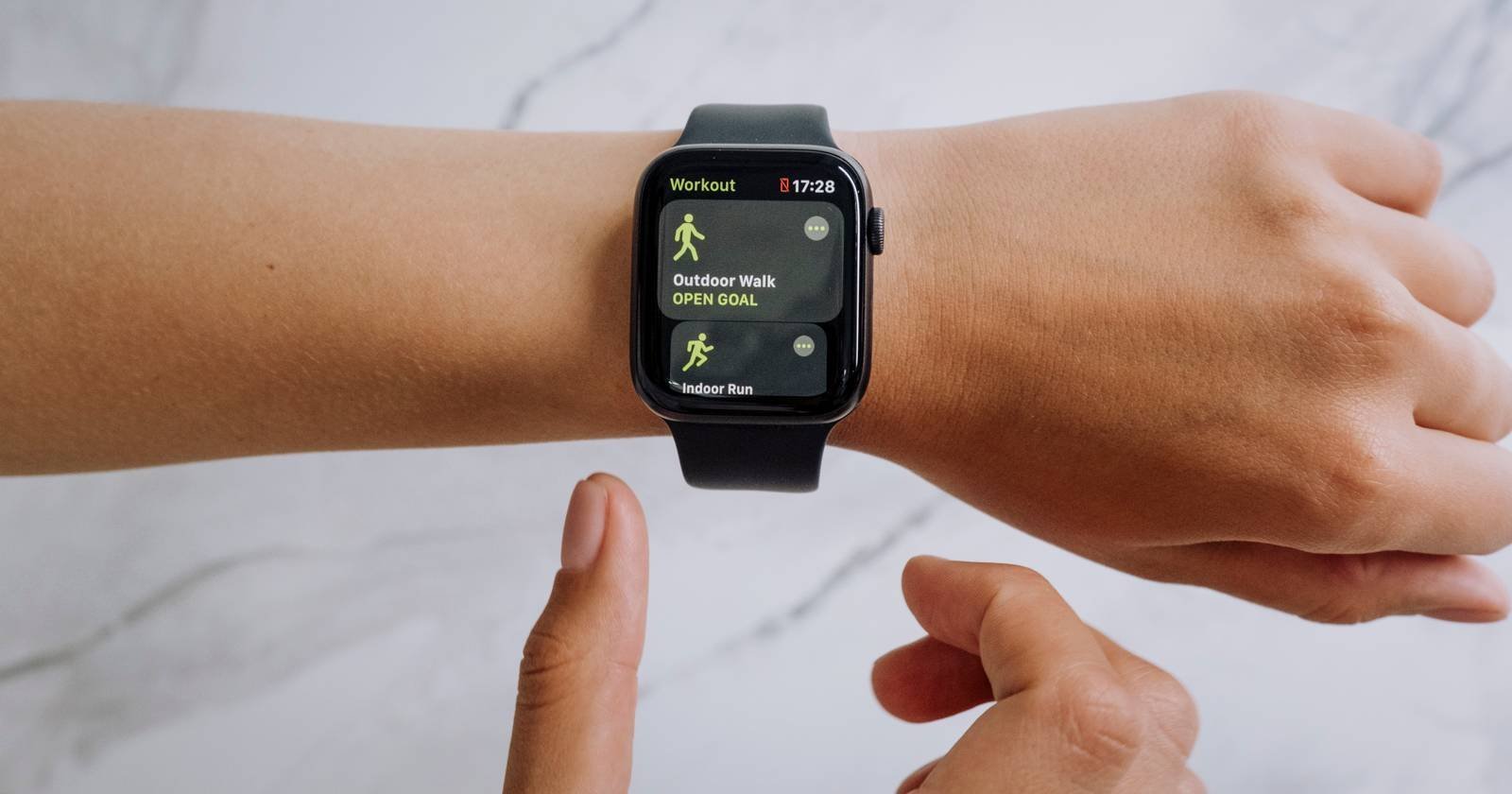 A smartphone and smartwatch side by side during a data synchronization error.